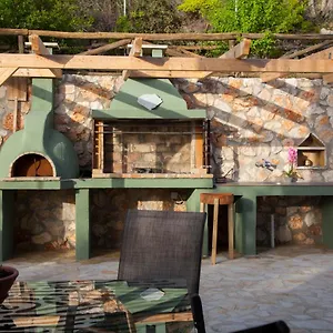 Villa Filyra, Faraklata